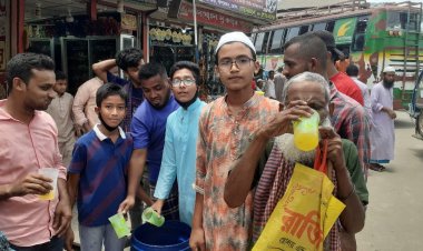 গরমে তৃষ্ণার্তদের শরবত পান করালেন মাদ্রাসার শিক্ষার্থীরা