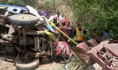 গাড়ি খাদে পড়ে একই পরিবারের ১৪ জন নিহত