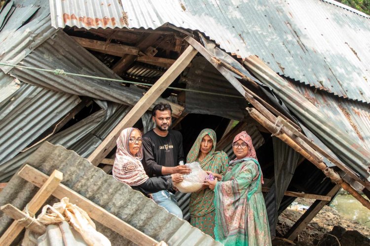 বোরহানউদ্দিনে ঘূর্ণিঝড় রেমালে ক্ষতিগ্রস্ত পরিবারের মাঝে ত্রাণ বিতরণ