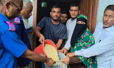 চরফ্যাশনের চরমানিকায় ঝড়ে ক্ষতিগ্রস্তদের মাঝে চাউল বিতরণ