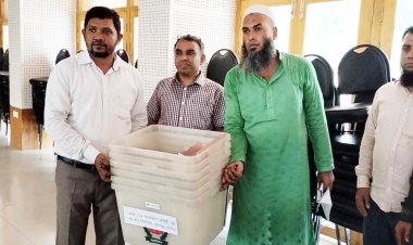 রাত পোহালেই লালমোহন উপজেলা পরিষদ নির্বাচন, কেন্দ্রে গেল নির্বাচনী সরঞ্জাম