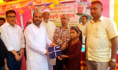 বোরহানউদ্দিনে দরিদ্র শিক্ষার্থীদের মাঝে স্কুল ড্রেস বিতরণ