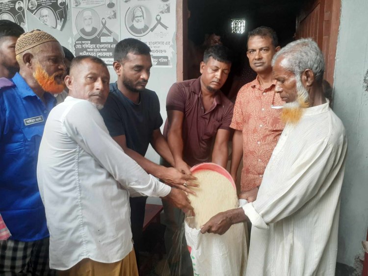 চরফ্যাশনের চরমানিকা ইউনিয়নে জেলেদের মাঝে চাল বিতরণ