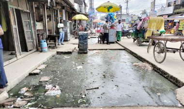 লালমোহনে পচা পানির দুর্গন্ধে অতিষ্ঠ পথচারী-ব্যবসায়ী, উদাসীন পৌর কর্তৃপক্ষ