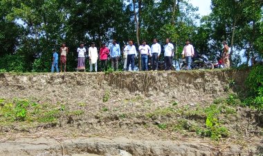 বোরহানউদ্দিনে ক্ষতিগ্রস্ত বেড়িবাঁধ পরিদর্শন