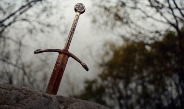 ১৩০০ বছর পর হুট করে উধাও, ‘জাদুর’ তলোয়ার নিয়ে যত রহস্য