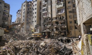 ইসরায়েলি হানাদার বাহিনীর বিমান হামলায় বাড়িঘর ছেড়ে পালাচ্ছেন মানুষ