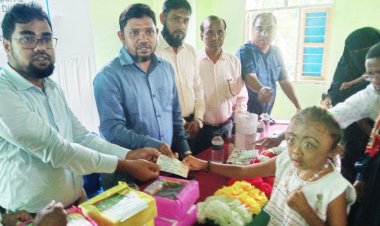 লালমোহনে প্রতিবন্ধী শিশুদের অনুদানের চেক এবং চিকিৎসা সরঞ্জাম প্রদান