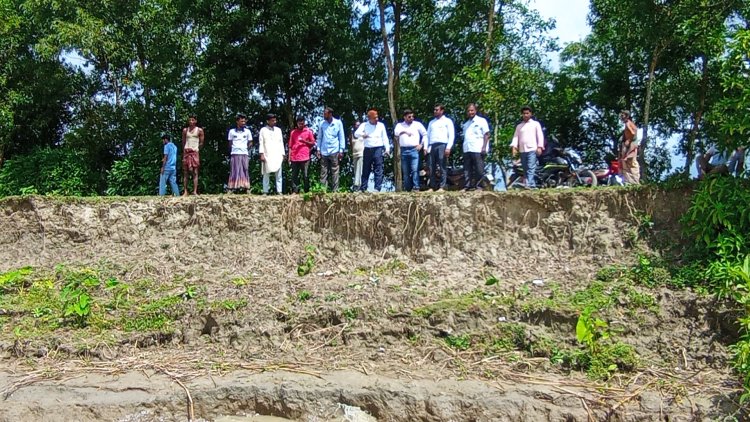 বোরহানউদ্দিনে ক্ষতিগ্রস্ত বেড়িবাঁধ পরিদর্শন