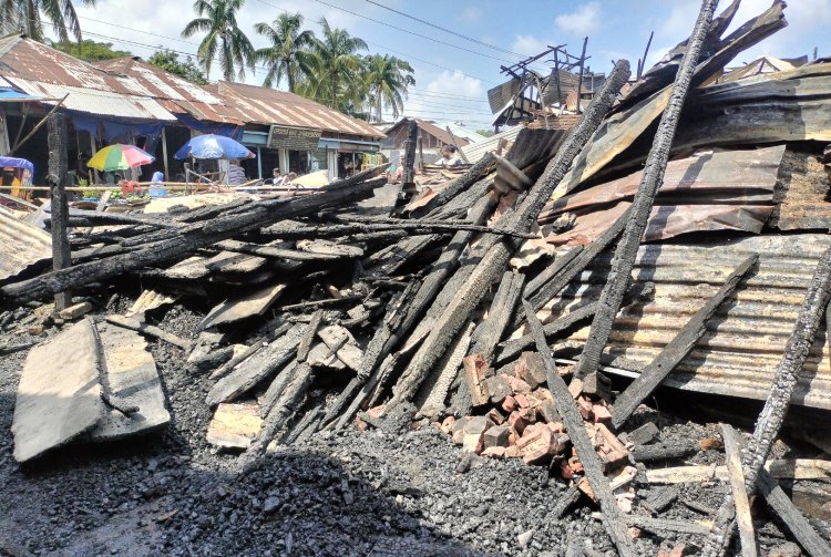 লালমোহনে অগ্নিকাণ্ডে ৭ ব্যবসাপ্রতিষ্ঠান পুড়ে ছাই