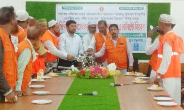 লালমোহনে সিপিপির স্বেচ্ছাসেবকদের মাঝে উপকরণ বিতরণ