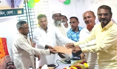 বোরহানউদ্দিনে মৃত এবং অবসরপ্রাপ্ত শিক্ষক পরিবারকে অনুদান