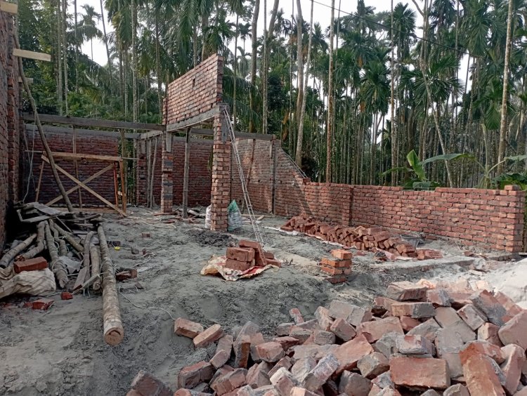 চরফ্যাশনে ব্যবসায়ীর নির্মাণাধীন দোকানের দেয়াল ভাঙার অভিযোগ