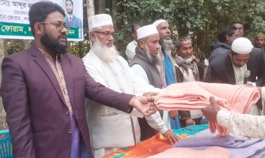 লালমোহনে হিন্দু সম্প্রদায়ের অসহায়-হতদরিদ্র পরিবারের মাঝে কম্বল বিতরণ