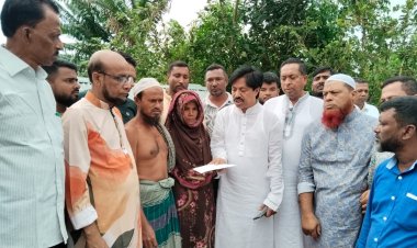 লালমোহনে ঘূর্ণিঝড়ে ক্ষতিগ্রস্থদের মাঝে মেজর হাফিজের আর্থিক সহায়তা