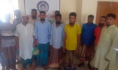 লালমোহনে একরাতেই ২০ আসামি গ্রেফতার