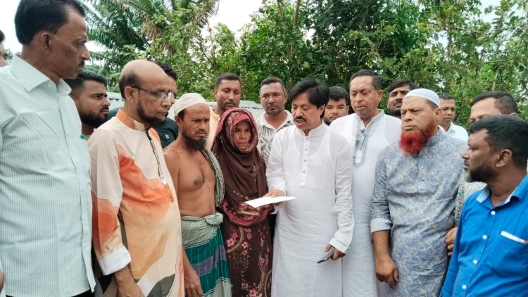লালমোহনে ঘূর্ণিঝড়ে ক্ষতিগ্রস্থদের মাঝে মেজর হাফিজের আর্থিক সহায়তা