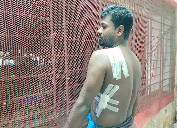লালমোহনে মরিচের গুঁড়া ছিটিয়ে যুবককে কুপিয়ে জখম