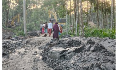 লালমোহনে খাল খননের মাটি রাস্তার পাশে ও খালের পাড়ে ফেলায় জনদুর্ভোগ
