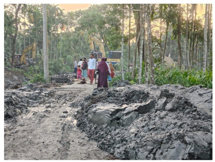 লালমোহনে খাল খননের মাটি রাস্তার পাশে ও খালের পাড়ে ফেলায় জনদুর্ভোগ